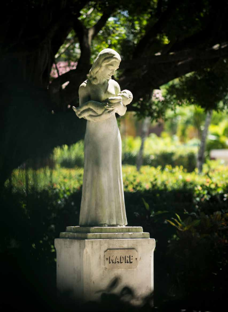 estatua de las madres
